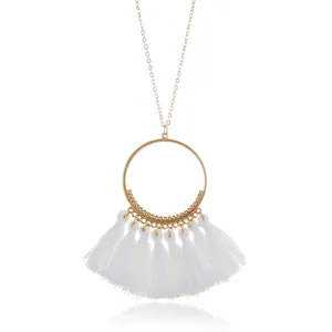 Lange goldene Kette mit grossem runden Anhänger und weißen Quasten für elegante Damen.