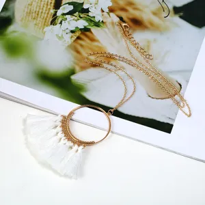 Böhmischer langer Pulloverketten-Schmuck mit weißer Quaste und goldenem Metallring.