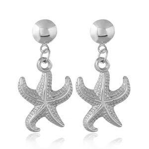 Silberner Seestern Ohrring Detailaufnahme mit texturiertem Metall Strand Accessoire.
