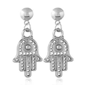 Silberne Hamsa Hand Ohrringe Detailaufnahme mit filigranem durchbrochenem Design und Stecker.