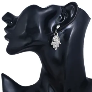 Silberne Hamsa Hand Ohrringe Detailansicht, Modischer Boho Stil Schmuck Accessoire.