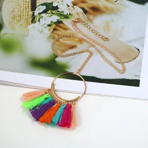 Boho mehrfarbige Quaste lange Pulloverkette Halskette mit goldenem Kreisanhänger.