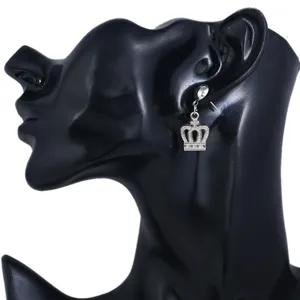 Detailansicht von silbernen Kronen-Hängeohrringen mit feinen Strasssteinen und Glanz.
