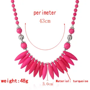 Collier de perles turquoise rose détail avec périmètre de 43 cm et poids de 48 g pour femmes.