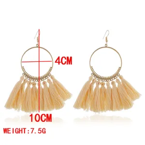 Nahaufnahme der böhmischen beige Quasten-Creolen mit feinen Details und hochwertiger Textur.