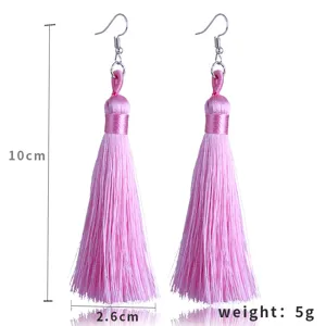 Detailansicht langer rosa Quasten-Ohrringe mit Längenangabe und leichtem Design Details.