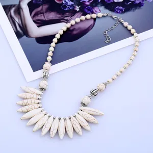Collier statement en pierre blanche ethnique avec pendentif rétro et perles argentées.