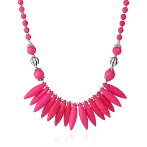 Collier de perles turquoise rose avec pendentifs argentés, détail de style ethnique.