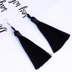 Lange schwarze Quasten Ohrringe im Boho Stil, handgefertigte baumelnde Ohrringe für Frauen.