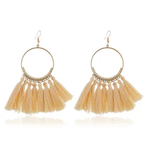 Böhmische große Metall-Creolen mit eleganten, beigen Fransen-Quasten für Damen Mode-Accessoires.