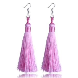 Detailansicht rosa böhmischer handgemachter Quastenohrringe mit Silberhaken und langen Fransen.