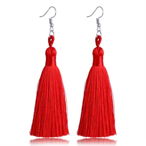 Bohemische handgemachte rote lange Quasten Ohrringe Detailansicht, stilvolles Design.
