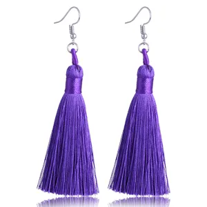 Detailansicht langer lila Quastenohrenringe mit Silberhaken. Eleganter Boho Handarbeit.