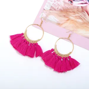Bohemian Stil große Creolen mit lebendigen pinken Quasten aus Stoff, elegantes Design.