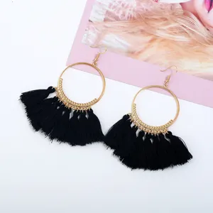 Bohostil schwarze Quaste goldene runde Creolen Ohrringe Detailaufnahme, Modeschmuck Damen