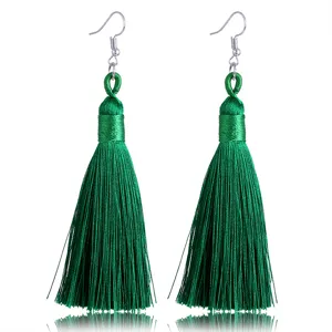 Elegante grüne handgemachte Quasten Ohrringe Detailansicht, lange Boho Ohrringe für Damen Stil.