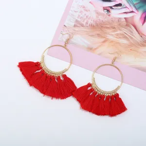 Bohemische rote Quasten Creolen für Damen, stilvoller Gold großer Kreis Statement Schmuck.