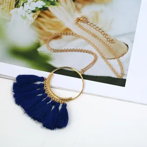 Böhmische lange Pulloverkette mit goldenem Metallkreis und dunkelblauen Quasten im Trend.