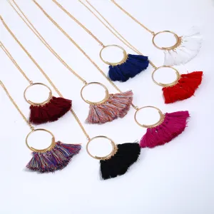 Böhmische lange Quasten-Halskette Set mit goldenen Metallringen und bunten Stofffransen Damen.
