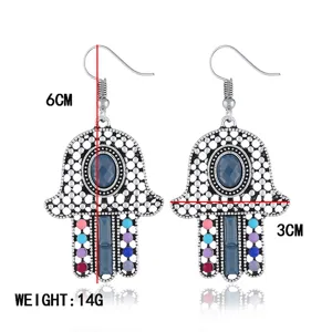 Detailansicht boehmischer Retro Hamsa Hand Ohrringe mit bunten Perlen und funkelnden Kristallen.