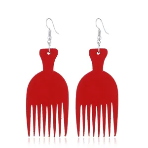 Nahaufnahme Detail der roten hölzernen Afro Kamm Ohrringe mit Metallhaken für Damen mode.