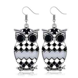 Elegantes pendientes colgantes de búho plateado vintage con brillantes strass negros y resina.