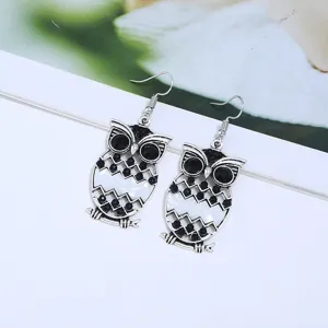 Pendientes colgantes de buho plateados vintage con pedreria negra y detalles en resina.