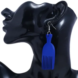 Blaue Holz Kamm Ohrring Detailansicht, einzigartiger modischer Damenschmuck für Frauen.