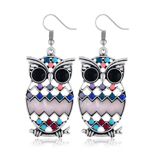 Pendientes colgantes de búho en plata vintage con cuentas de resina coloridas y ojos negros.