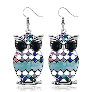 Pendientes colgantes vintage de búho plateado con cuentas de resina muy coloridas.