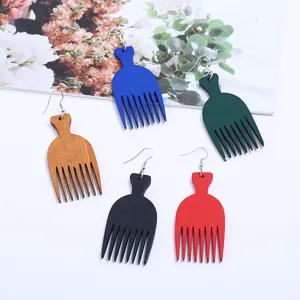 Modische Holz Kamm Ohrringe für Damen, farbige Afro Pick Form Ohrhänger für den täglichen Look.