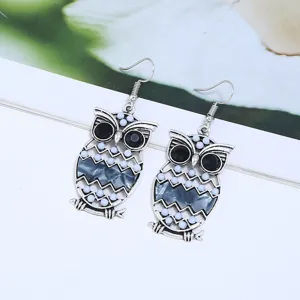 Pendientes colgantes de búho de resina de aleación con diamantes de imitación.