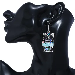 Pendientes colgantes de búho de moda con pedrería de resina colorida vista detallada.