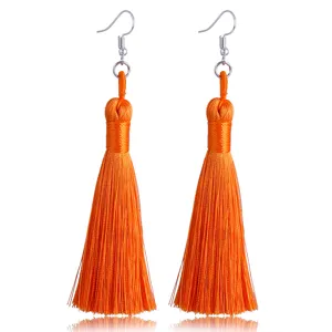 Böhmische handgemachte geknotete lange Quasten Ohrringe für Damen, leuchtend orangefarben.