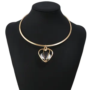 Elegante Gold Choker Halskette mit hohlem Herz Anhänger und Kristall für Damen Modeschmuck