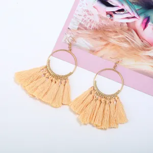 Boho Quaste Creolen Ohrringe mit goldenen Ringen und eleganten beigen Fransen für Damen.