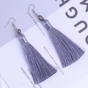 Böhmische lange graue Quasten Ohrringe für Damen, handgemachte gewebte Ohrhänger Modeschmuck.