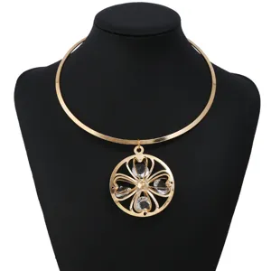 Goldfarbene starre Choker Halskette mit hohlem runden Kristall Anhanger im Retro Stil.