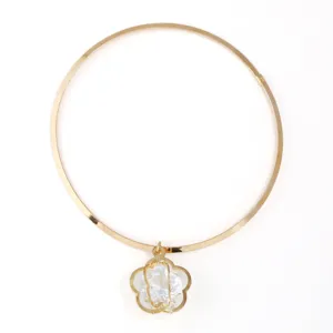 Goldfarbene Choker Halskette mit hohlem Blumen Kristall Anhänger Vintage Schmuck Damen