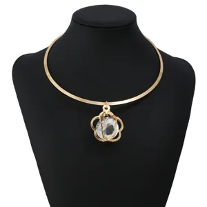 Vintage Gold Metall Choker Halskette mit hohlem Blumen Kristall Anhänger Detailansicht