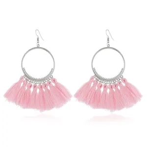 Elegante große Boho-Kreisohrringe mit verspielten rosafarbenen Quasten für trendige Damen.