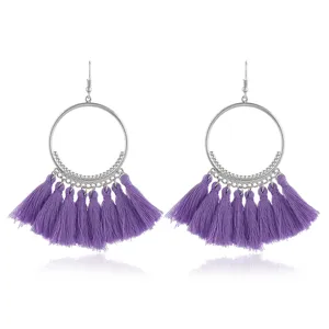 Böhmische lila Quasten Ohrringe Detailansicht, stilvolles großes Creolen Design für Modeschmuck.