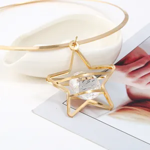 Nahaufnahme Detail von Retro Metall Stern Kette Anhänger mit klarem Krystal Stein.