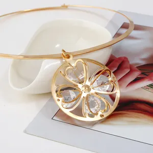 Europaeische Retro goldene Metall hohle Blumenanhaenger Choker Halskette mit klaren Diamantsteinen.