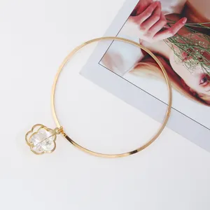 Elegante goldene Metall Choker Halskette mit klarem Kristall Blumen Anhänger Modeschmuck Detail.
