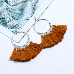 Böhmische Quasten Ohrringe Detail, großer Metallreif mit senfgelben Fransen für Damen Accessoire.