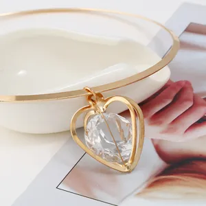 Vintage goldfarbene hohle Herz Kristall Choker Halskette, eleganter Modeschmuck Detailansicht.