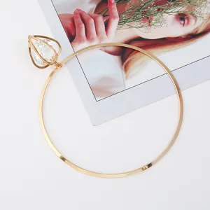 Vintage Metall hohle Halskette mit funkelndem Kristall Herz Anhänger, stylischer kurzer Choker.