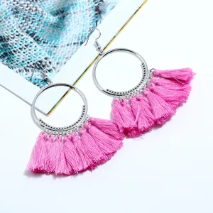 Böhmische silberfarbene große Creolen mit lebendigen rosa Quasten Anhängern für Damen.