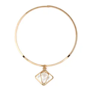 Nahaufnahme Detail des goldenen Metall hohlen geometrischen Choker Halskette Anhängers.